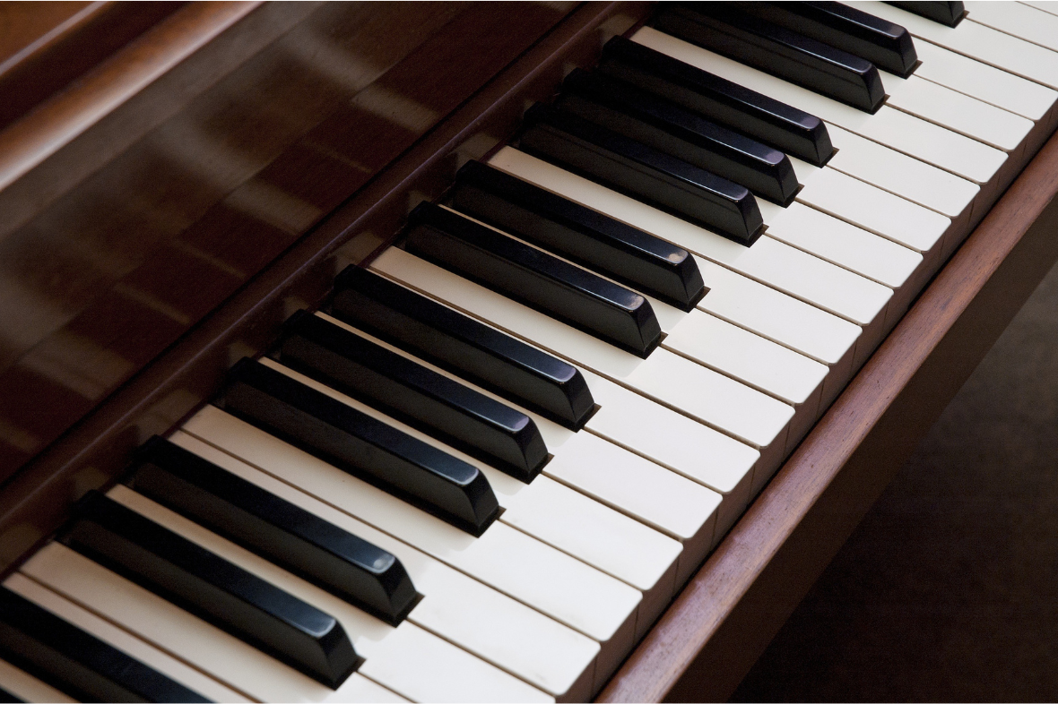 العزف على البيانو